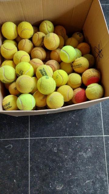 Gebruikte tennisballen beschikbaar voor biedingen