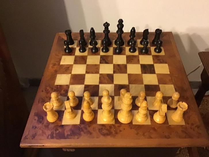 Mooi schaakspel houten bord en houten schaakstukken., Hobby en Vrije tijd, Gezelschapsspellen | Bordspellen, Zo goed als nieuw