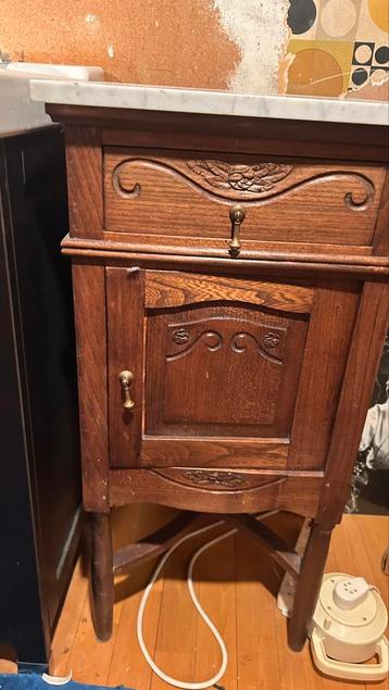 Table de chevet ancienne en bois massif avec dessus beschikbaar voor biedingen