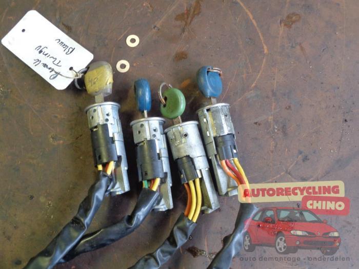 Serrure de contact + clé d'un Renault Twingo, Autos : Pièces & Accessoires, Autres pièces automobiles, Utilisé, 3 mois de garantie