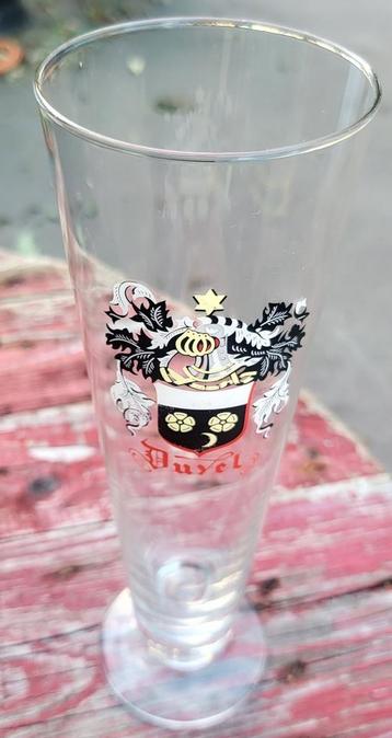 Duvel fluitglas wapenschild op voet beschikbaar voor biedingen