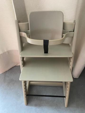 Stokke chaise Tripp Trapp gris clair avec accessoires. 