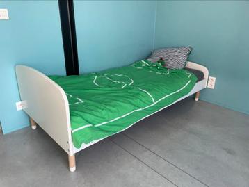 Eenpersoonsbed met lattenbodem en matras beschikbaar voor biedingen