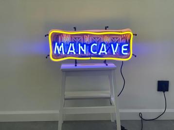 Neon "Mancave" beschikbaar voor biedingen