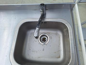 spoelbak met kraan en afvoer beschikbaar voor biedingen