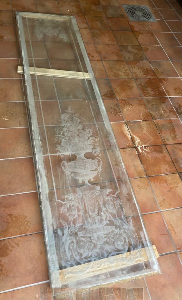 Antiek geëtst glas uit ca.  1850 - 216 x 52cm, Doe-het-zelf en Bouw, Glas en Ramen, Zo goed als nieuw, Gevelraam of Ruit, 160 cm of meer