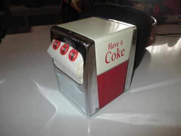 servettenhouder met servetten van Coca-Cola