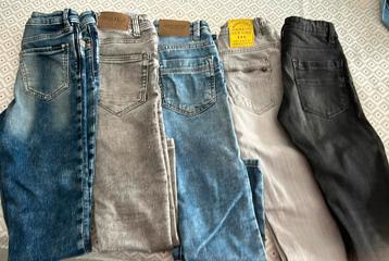 5 jeans taille 128 dont 3 en style jogjeans 