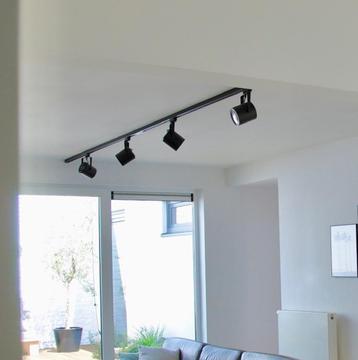Zwarte rail met 4 led spots 4,42m beschikbaar voor biedingen