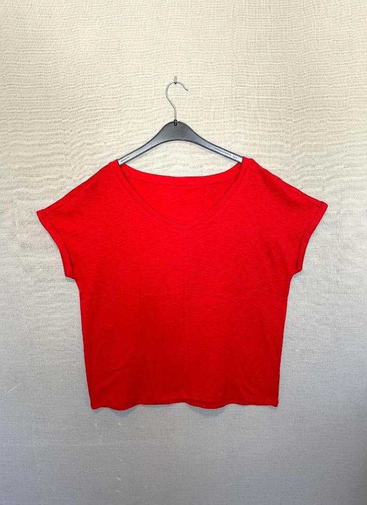 Rode T-shirt met subtiele glitters (42), Kleding | Dames, T-shirts, Zo goed als nieuw, Maat 42/44 (L), Rood, Korte mouw, Ophalen of Verzenden