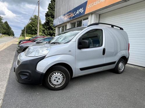 Fiat Fiorino Utilitaire - Boite auto - clim - GPS- sièges c, Auto's, Bestelwagens en Lichte vracht, Bedrijf, ABS, Airbags, Airconditioning
