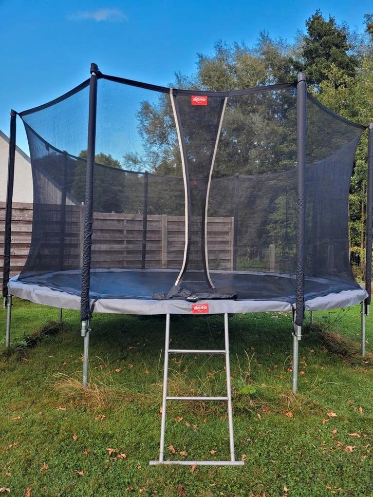 Berg trampoline 430cm grijs + comfort safety net + trapje, Kinderen en Baby's, Speelgoed | Buiten | Trampolines, Zo goed als nieuw