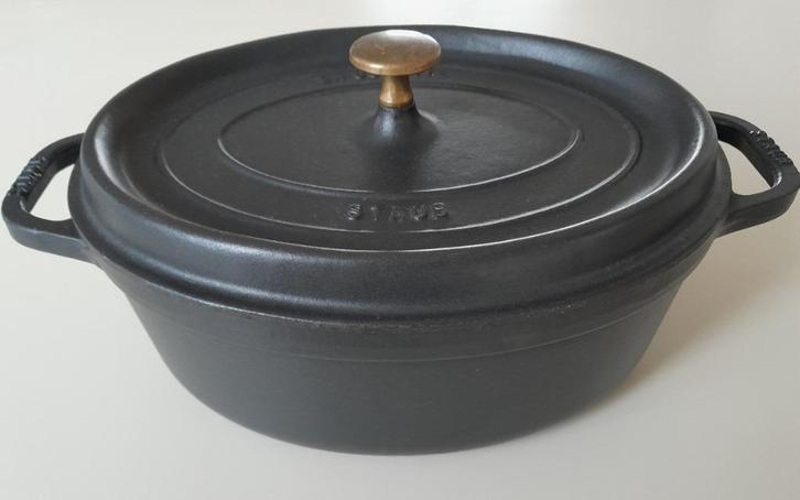 Staub La Cocotte gietijzeren braadpan ovaal - 29cm / 4,2 l, Huis en Inrichting, Keuken | Potten en Pannen, Gebruikt, Koekenpan of Braadpan