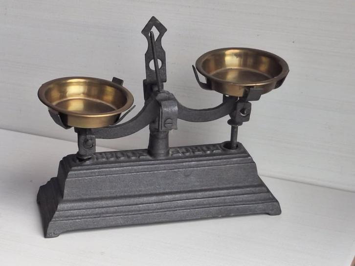 Belle ancienne mini balance (jouet ?) en font, Antiek en Kunst, Curiosa en Brocante, Ophalen of Verzenden