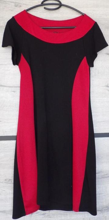 zwart kleedje met rode strepen. 
