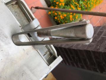 LIFT VOOR CARAVANWIEL (waterpas zetten van caravan) beschikbaar voor biedingen