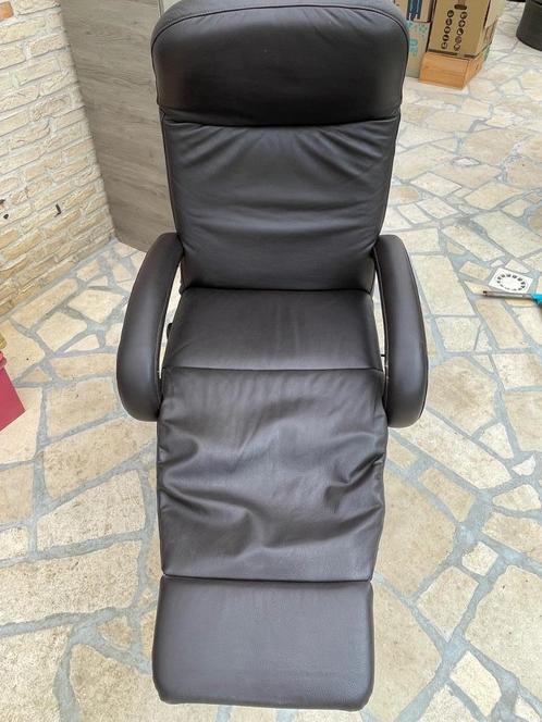 Bruine leren uitschuifbare relaxfauteuil, Huis en Inrichting, Fauteuils, Gebruikt, Leer, 50 tot 75 cm, Minder dan 75 cm, Ophalen