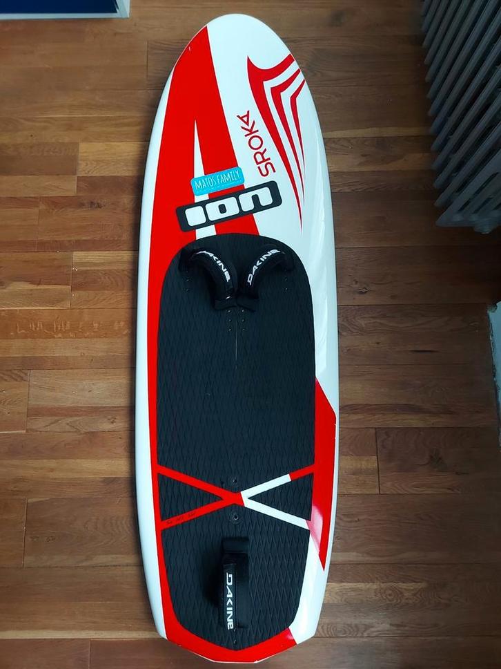 Kitefoil Sroka complet planche et foil (BRUXELLES), Sports nautiques & Bateaux, Kitesurf, Comme neuf