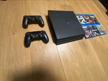 PS4 PRO (2 controllers + 6 Games)