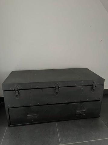 Zwarte metalen opbergkist / zitbank beschikbaar voor biedingen