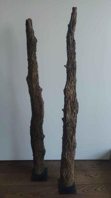 Houten sculpturen beschikbaar voor biedingen