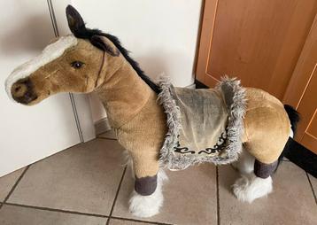 Paard dat hinnikt en knuffels beschikbaar voor biedingen
