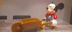 Mickey Mouse met Kruiwagen - Resine - 40cm x 70cm groot ., Comme neuf, Mickey Mouse, Statue ou Figurine, Enlèvement ou Envoi