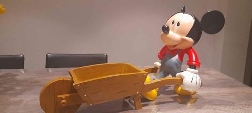Mickey Mouse met Kruiwagen - Resine - 40cm x 70cm groot ., Verzamelen, Disney, Zo goed als nieuw, Beeldje of Figuurtje, Mickey Mouse