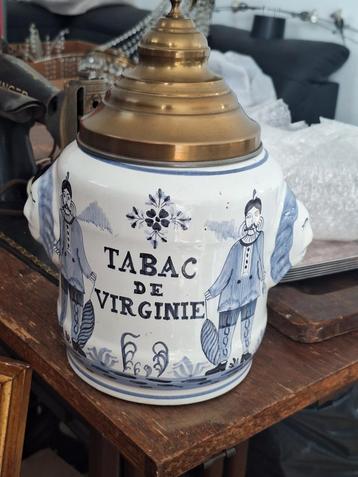 Un pot à tabac 'Tabac d'Hollande' en faïence de Bruxelles bl