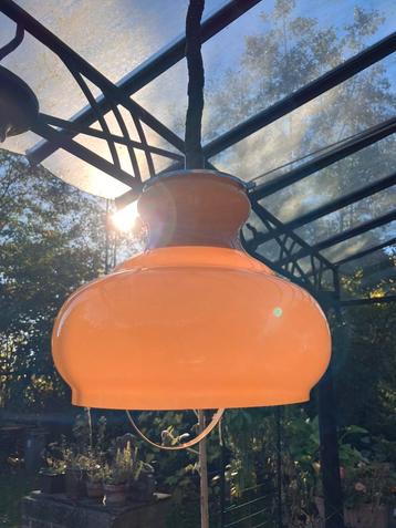 Vintage karamelkleurige opaline hanglamp (glas) beschikbaar voor biedingen