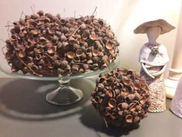 Set met handgemaakte krans en 2 decoratiebollen beschikbaar voor biedingen