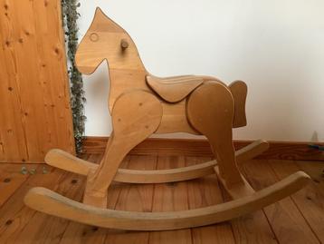 Prachtig zwaar en degelijk houten schommelpaard beschikbaar voor biedingen