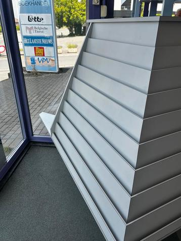 Winkelinrichting: Kaartenrekje beschikbaar voor biedingen