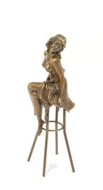 Pikant bronzen beeld van een topless dame op barkruk, Verzamelen, Nieuw, Ophalen of Verzenden