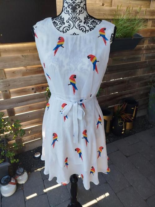Vrolijke jurk Mela London maat M, Kleding | Dames, Jurken, Zo goed als nieuw, Maat 38/40 (M), Wit, Knielengte, Ophalen of Verzenden