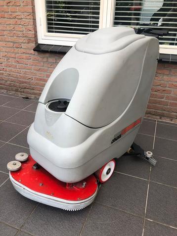 Schrobmachine Comac Ecolab met nieuwe batterijen. beschikbaar voor biedingen