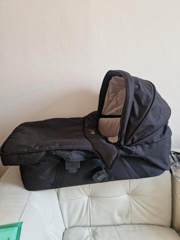 Urban Jungle Mountain Buggy Carrycot met regenhoes beschikbaar voor biedingen