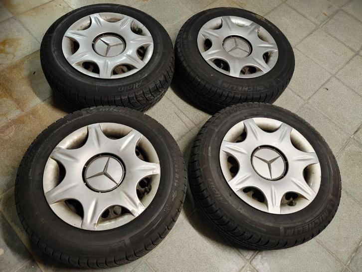 Mooi setje Michelin winterbanden te koop (op stalen velgen), Auto-onderdelen, Banden en Velgen, Band(en), Winterbanden, 15 inch
