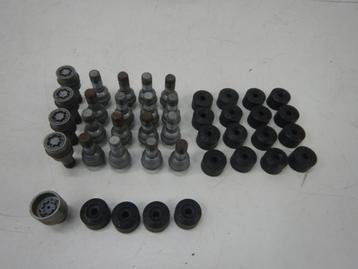 VW Crafter Amarok Wielbouten Set+ Slotbouten+ Kapjes WHT0019 beschikbaar voor biedingen