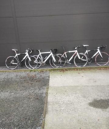 Lot van 4 carbon koersfietsen beschikbaar voor biedingen