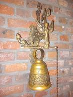 Ancienne cloche en bronze, Enlèvement