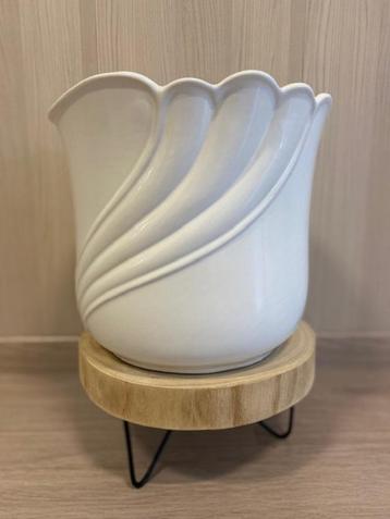 keramische witte bloempot beschikbaar voor biedingen