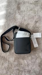 Sacoche Lacoste full black onesize neuf avec étiquette, Handtassen en Accessoires, Tassen | Schoudertassen, Verzenden, Nieuw