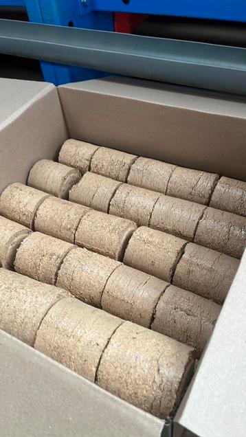 Hardhout briketten min afname 10 dozen 1 doos is €8 en 25 kg, Tuin en Terras, Brandhout, Ophalen