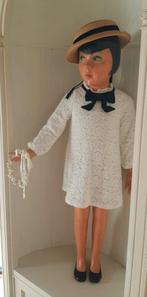 Antiek etalagepopje met jurkje, hoedje en kransje, Enlèvement