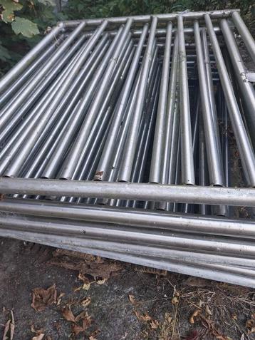 Inox hekjes met slotjes en scharniertjes beschikbaar voor biedingen