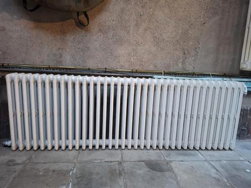 Te koop: Gietijzeren radiator – vintage look, 35 segmenten, Doe-het-zelf en Bouw, Verwarming en Radiatoren, Gebruikt, Radiator