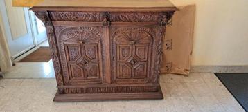 Oude Buffetkast XIX eeuw beschikbaar voor biedingen