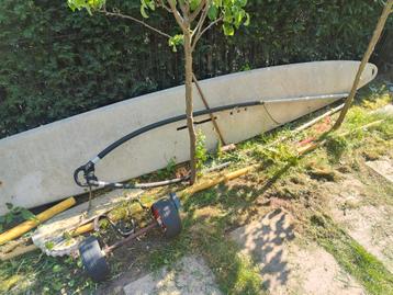Gratis oude windsurfplank zonder zeil  beschikbaar voor biedingen
