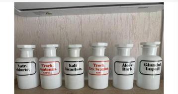 Zes mooie melkwitte apothekerspotten beschikbaar voor biedingen